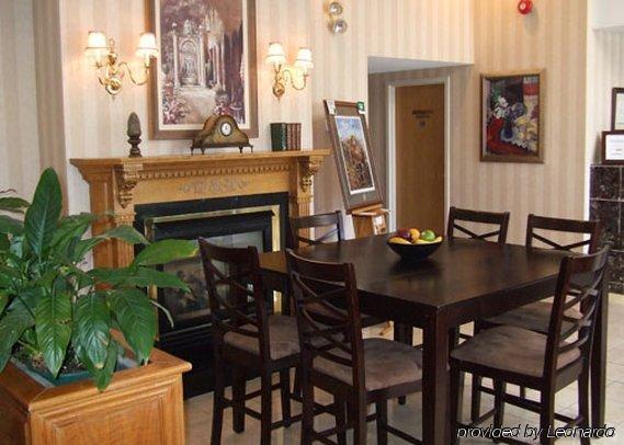 Comfort Hotel & Suites Peterborough Restaurant photo