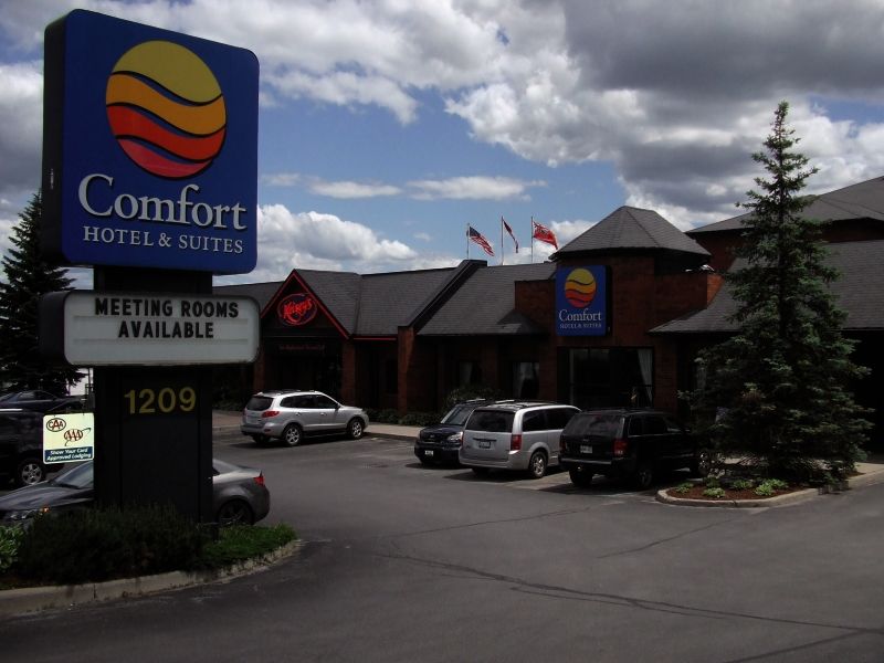 Comfort Hotel & Suites Peterborough Exterior photo