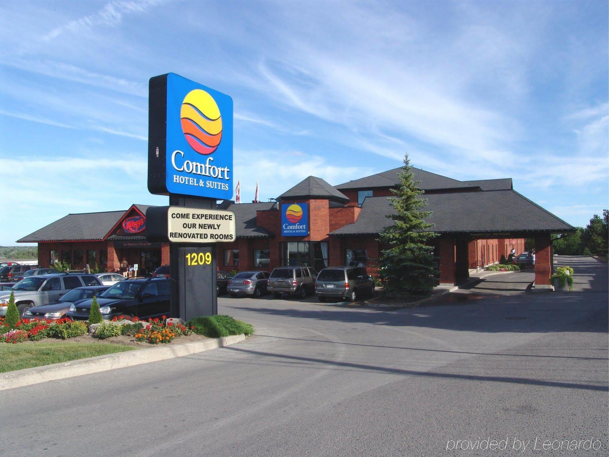 Comfort Hotel & Suites Peterborough Exterior photo